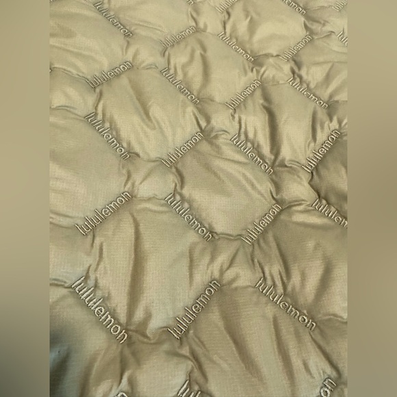 Lululemon Quilty Pleasures Olive Quilted Shoulder Bag 14L NWT - Picture 3 of 8